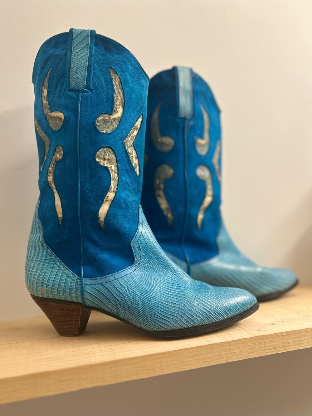 vintage 80’s turquoise cowboy boots 💙
